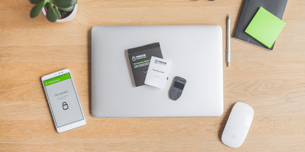 Cách kiểm tra ví cứng crypto chính hãng Trezor, model T và model One