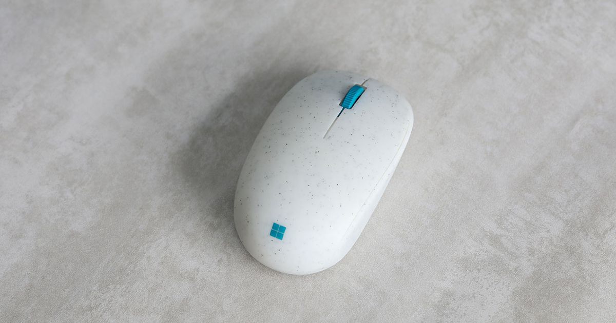 Trên tay chuột Microsoft Ocean Plastic Mouse, mang vật liệu tái chế vào trong công nghệ