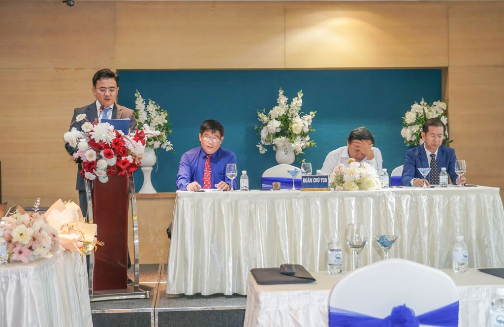 Ông Hoàng Thanh Bình trình bày báo cáo của HĐQT về quản trị và kết quả hoạt động 2022.