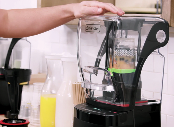 công nghệ Nitro Blending cho phép bạn có thể xay trực tiếp đồ uống từ ly nhựa và phục vụ ngay cho khách hàng mang đi.