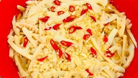 Măng ngâm mắm: Cách làm măng ngâm mắm ớt chua cay