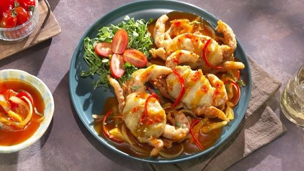 Cua lột sốt mắm - Món ăn biển hấp dẫn cho bữa cơm gia đình