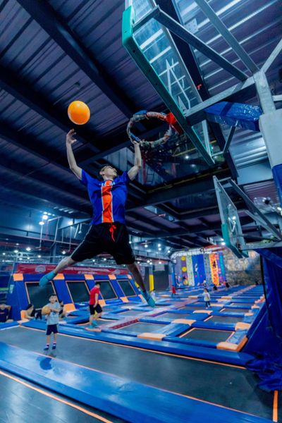 bóng rổ bạt nhún tại Jump Arena là cách rèn thủ thuật bật nhảy rất hay