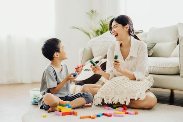 làm bạn với con