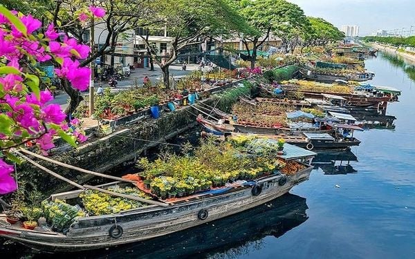 Chợ hoa xuân “Trên bến dưới thuyền” - Bến Bình Đông quận 8