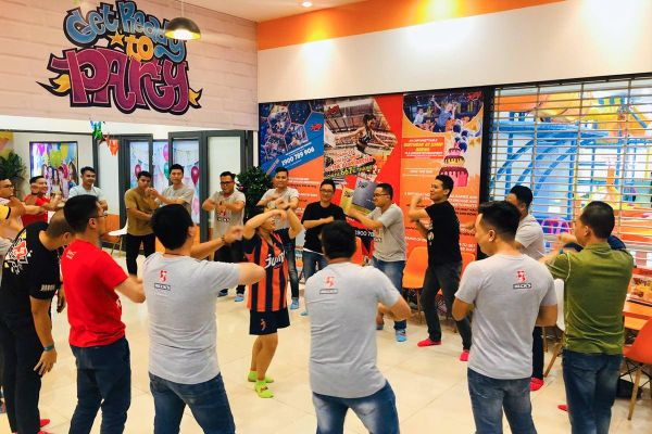 Tổ chức team building trong nhà giúp tiết kiệm thời gian, chi phí tổ chức