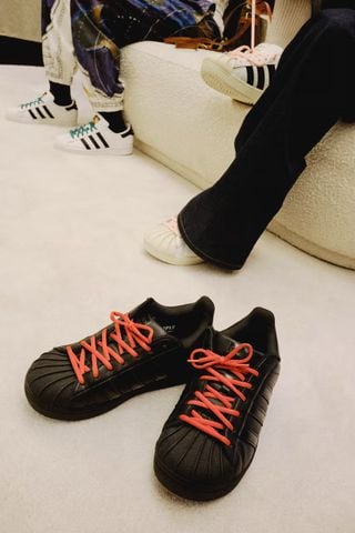 Pharrell tiết lộ Adidas Superstar 92 phiên bản Ultra-Sized