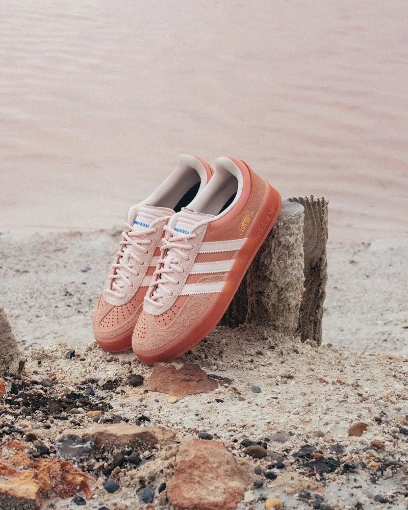 Bad Bunny tri ân quê hương - Cabo Rojo với phiên bản Adidas Gazelle Indoor màu hồng ấn tượng