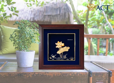 Tại sao tranh hoa sen dát vàng được ưa chuộng làm quà tặng khách hàng nước ngoài?