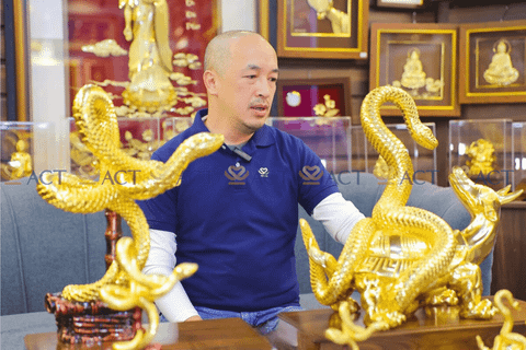 Linh vật rắn dát vàng 24K đổ bộ thị trường Tết