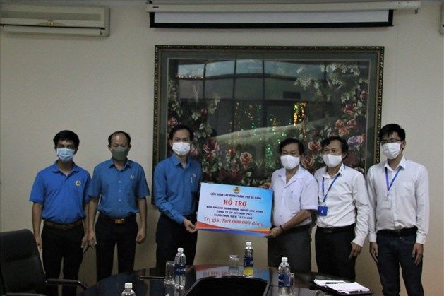 Công đoàn Đà Nẵng trao 1,7 tỉ đồng hỗ trợ bữa ăn người lao động 