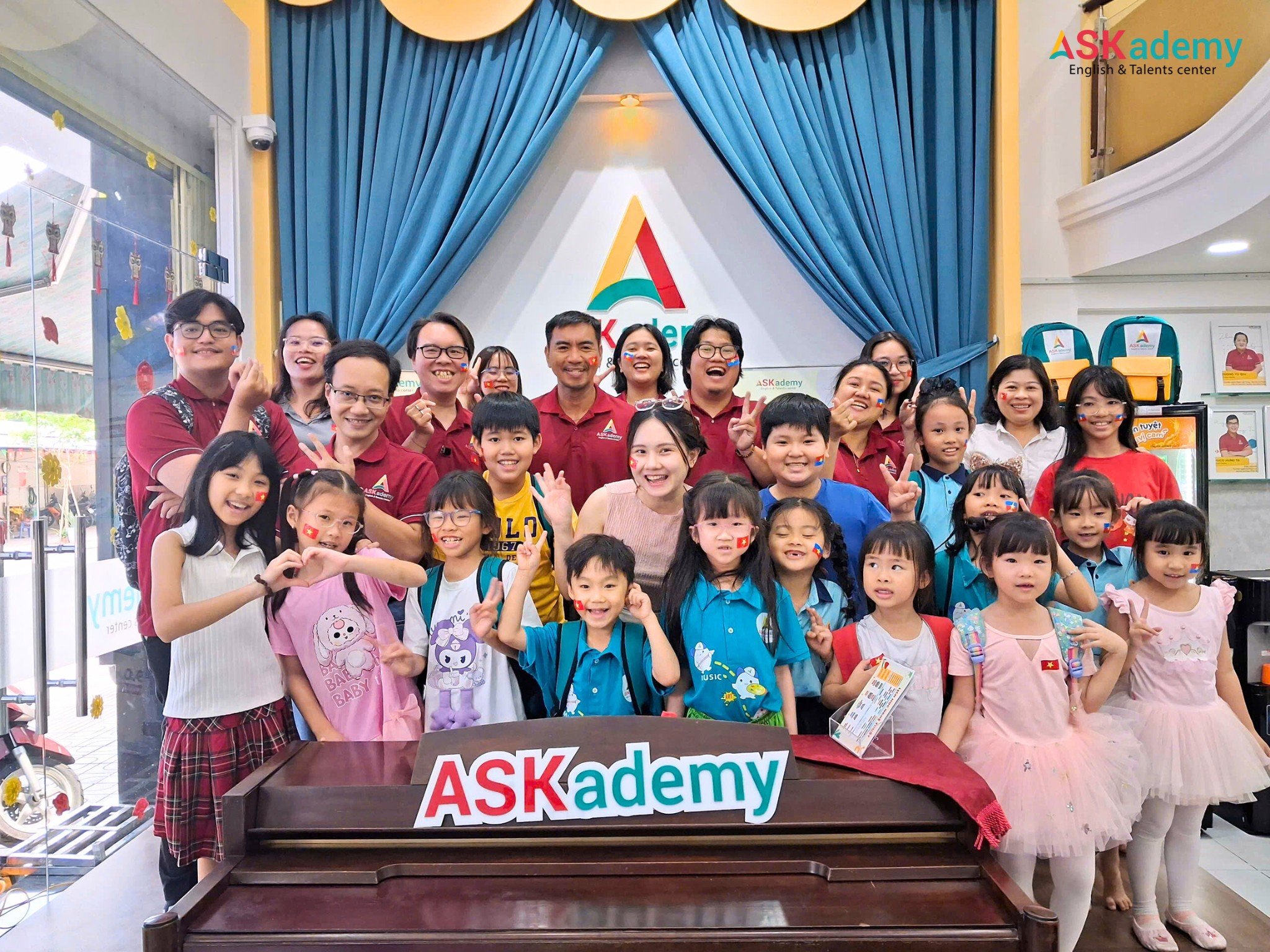 LÁ CỜ TỔ QUỐC RẠNG NGỜI TRÊN MÁ HỒNG CÁC ASKADEMY-ERS