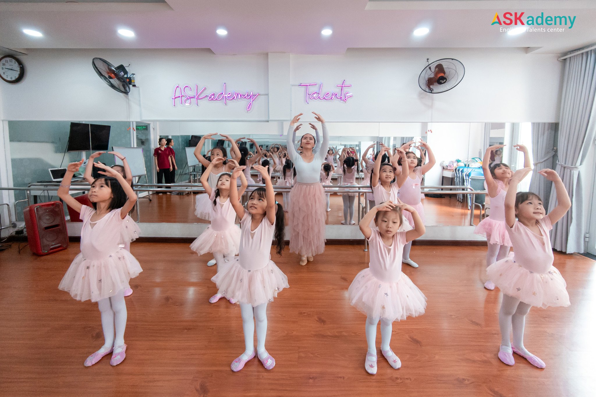 MÔN BALLET - TẠO DÁNG YÊU KIỂU CHO BÉ YÊU