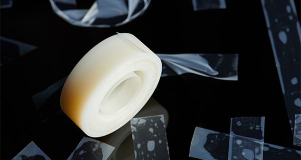 Cách tẩy băng dính trên đồ nhựa