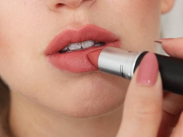 (Top) 8 cách trị thâm môi bằng kem đánh răng hiệu quả giúp môi hồng xinh