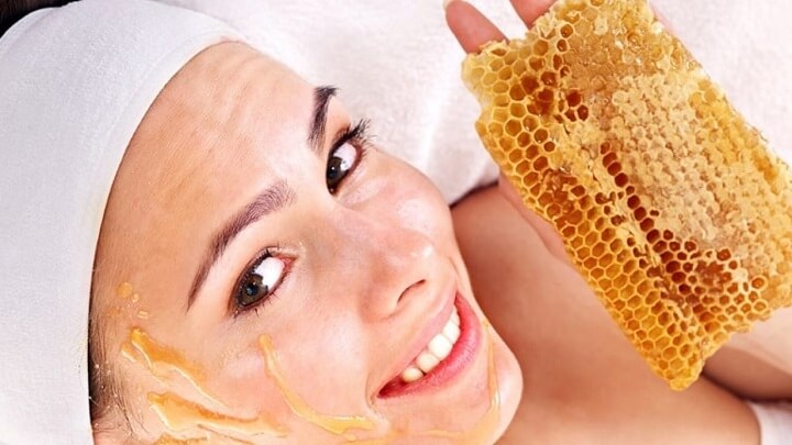 Bôi trực tiếp mật ong lên môi