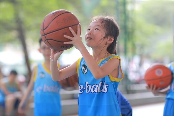 chơi thể thao giúp bé tăng chiều cao