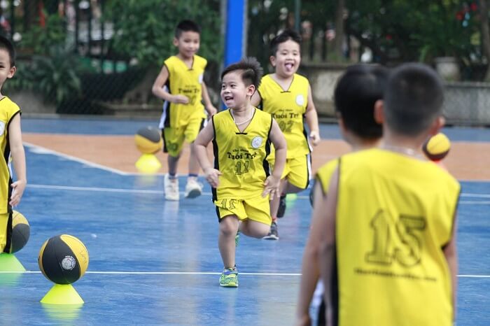 chơi thể thao giúp trẻ em đoàn kết