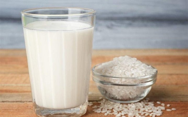 Làm lắng nước vo gạo trong tủ lạnh 2 – 3 tiếng, sau đó gạn lấy phần lắng phía đáy cốc để sử dụng