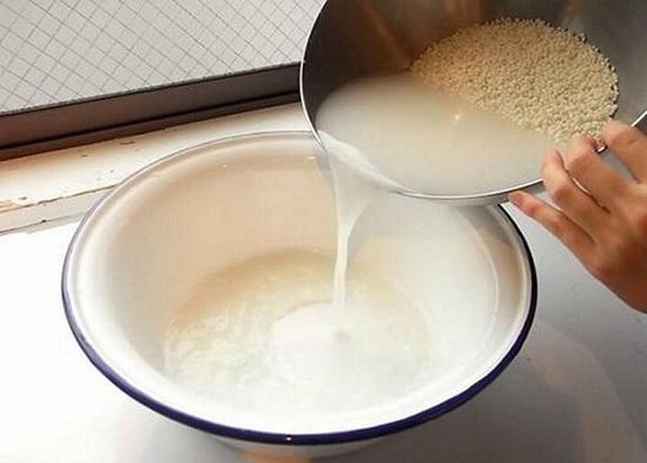 lựa chọn gạo sạch và sử dụng phần nước gạo không dính bụi bẩn