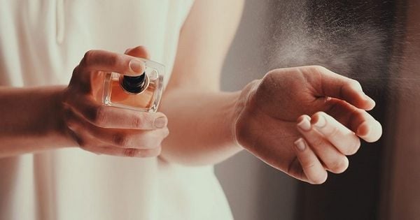 So với nước hoa thì body mist ít cô đặc và dịu nhẹ hơn