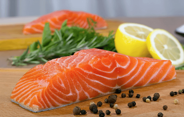 Cá hồi là một trong các thực phẩm chứa nhiều collagen hàng đầu, tốt cho sức khỏe