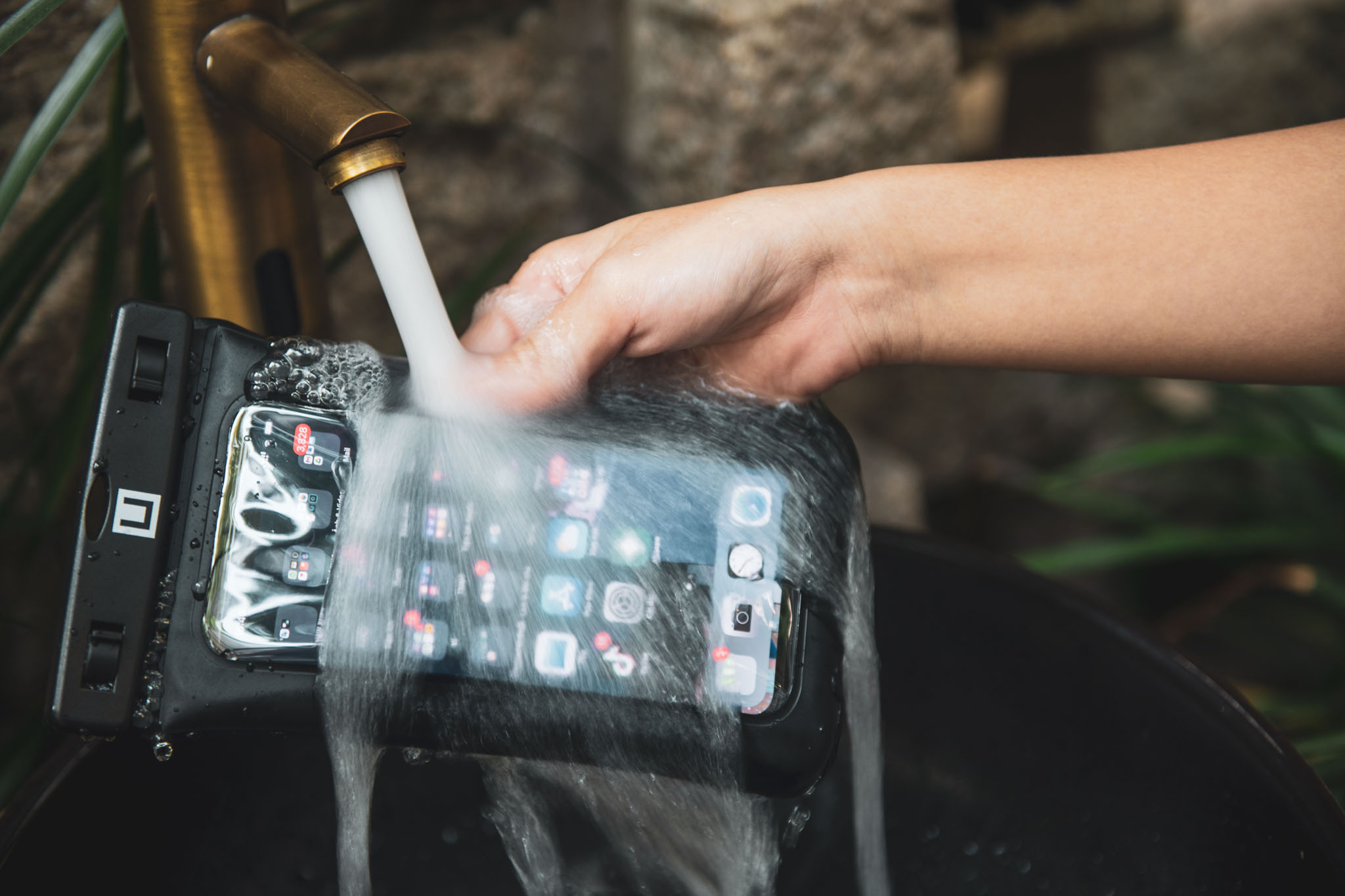 Trên tay túi chống nước UAG: Hỗ trợ cảm ứng, phù hợp nhiều loại máy, an toàn đi biển