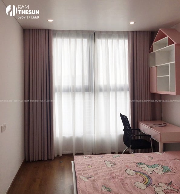 Rèm vải cao cấp phòng ngủ trong chung cư Boheimia Residence không chỉ đem đến nguồn cảm hứng tuyệt vời cho người sử dụng, mà còn thể hiện phong cách thời thượng và sang trọng. Dù bạn yêu thích kiểu dáng cổ điển hay hiện đại, hãy chọn những mẫu rèm vải cao cấp tối ưu hóa không gian sống của bạn.