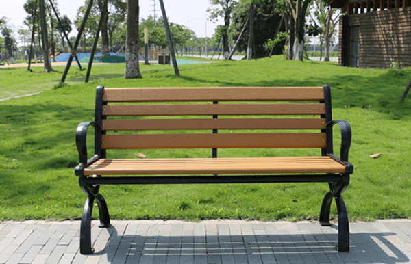 Có Nên Gắn Ghế Công Viên Cố Định Vào Mặt Sàn Không