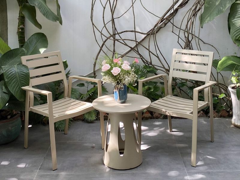 Tư vấn về phối màu và trang trí bằng ghế sân vườn để tạo không gian hài hòa và ấm cúng