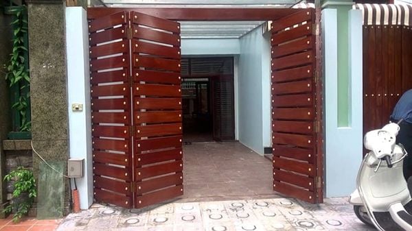 cổng đối diện cửa chính