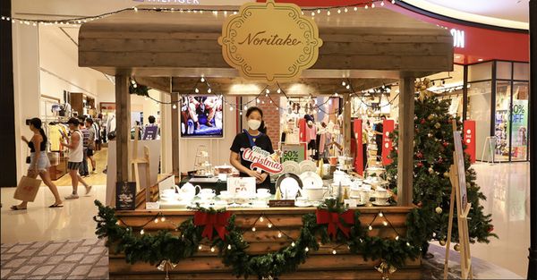 Bấm check in - Nhận voucher tại gian hàng giáng sinh của Noritake Crescent Mall quận 7