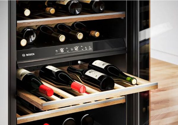 Kệ gỗ sồi trên ray trượt êm, giảm rung chấn, giữ trầm tích rượu – Bosch KUW21AHG0 – Kitchen King