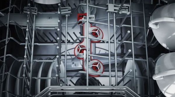 Chức năng Intensive Zone của Bosch SMS6ZCI02P rửa sạch nồi chảo dính dầu mỡ ở giàn dưới