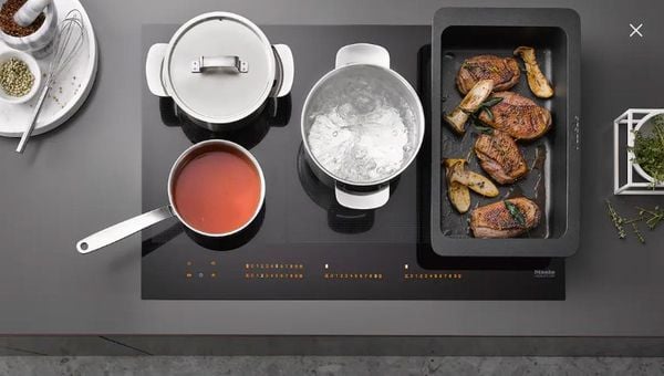 Bếp từ Miele KM 7474 FR với chức năng gộp vùng nấu PowerFlex để nấu đa dạng các loại nồi