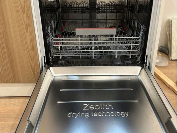 Công nghệ sấy Zeolith trên máy rửa bát Bosch SMS6ZCI02P giúp sấy khô tự nhiên, tiết kiệm điện