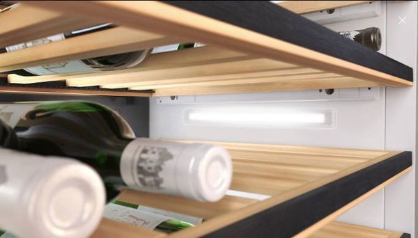 Hệ thống đèn LED BrilliantLight rực rỡ bên trong tủ rượu Miele KWT 2672 ViS