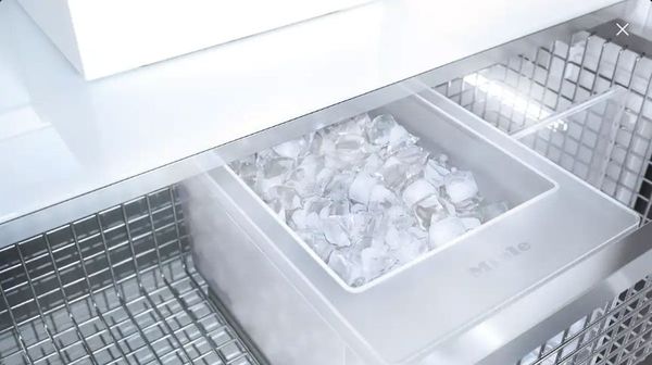 Máy làm đá tự động tích hợp trong tủ đông Miele F 2813 Vi – lên đến 150 viên/ngày