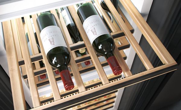 Khay FlexiFrame bằng gỗ sồi của Miele linh hoạt trữ chai mọi kích cỡ