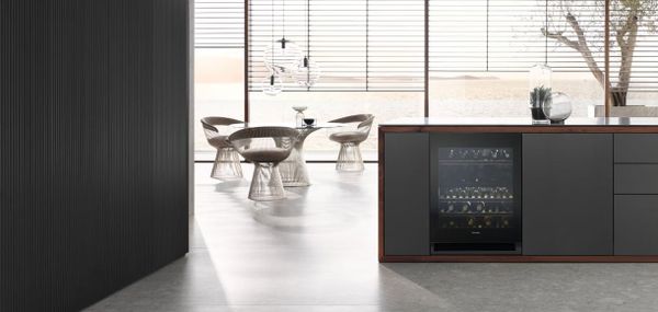 Tủ rượu Miele KWT-6322-UG-1 được lắp đặt âm bàn