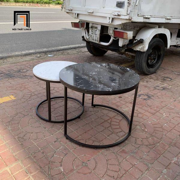 cặp bàn trà mặt đá trắng đen, cặp 2 bàn sofa xinh xắn cho căn hộ chung cư