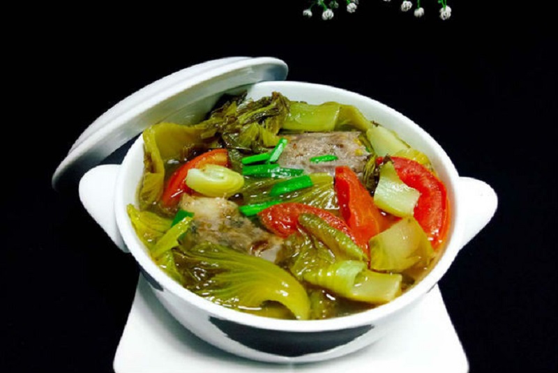 Canh cá bạc má dưa chua