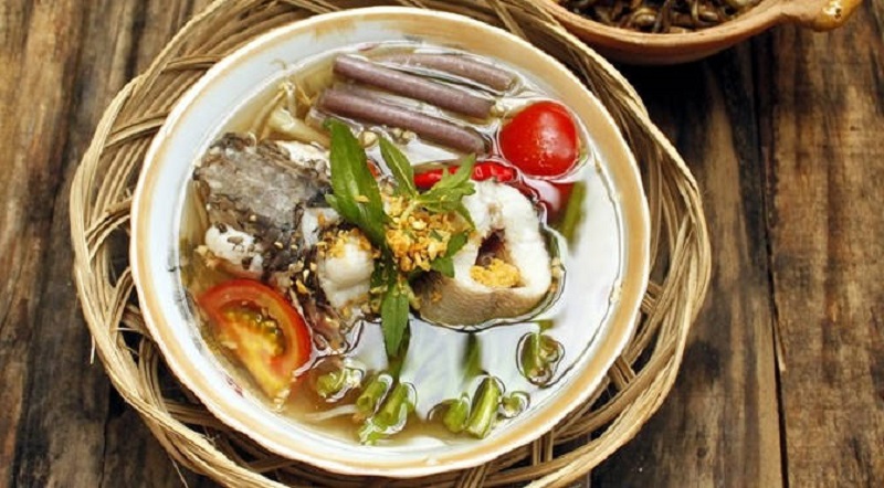 Cá hồng mỹ nấu canh bông súng