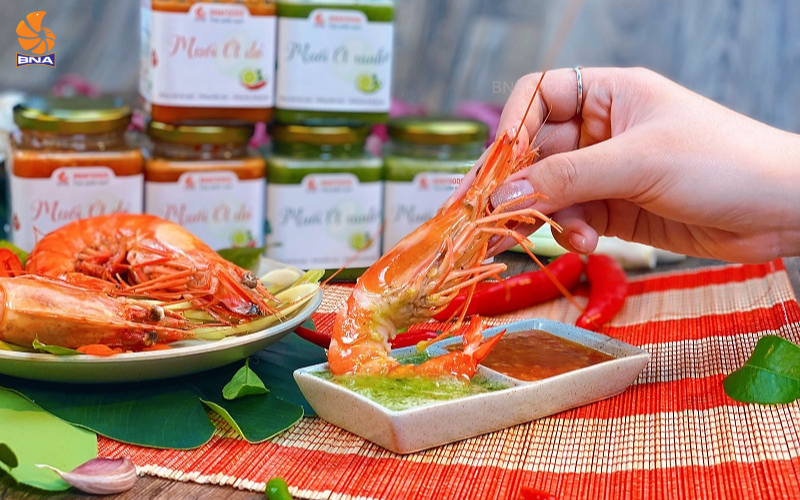 Giỏ quà Tết BNAFOODS tặng kèm sốt chấm hảo hạng