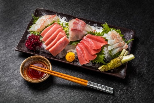 Sashimi được chế biến từ hải sản tươi sống