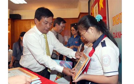 Trao học bổng Nguyễn Thái Bình cho con em những người phát hành sách báo