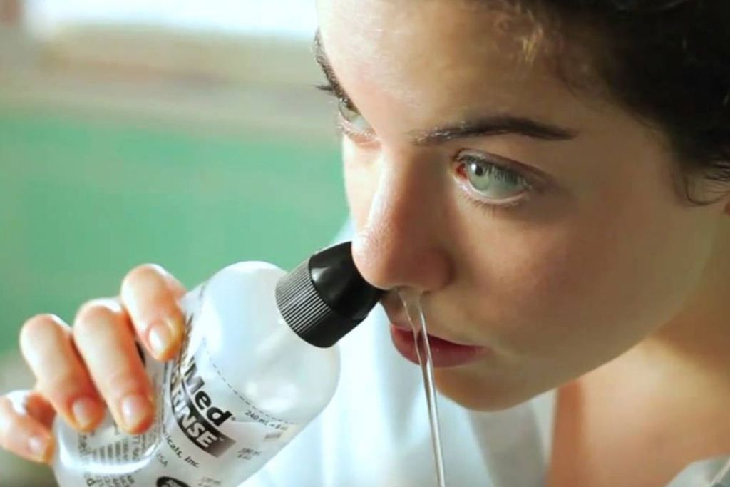 Tập cho trẻ vệ sinh miệng, mũi và họng bằng nước muối sinh lý