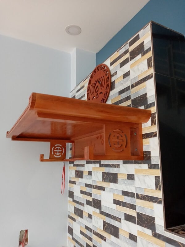 Mẫu bàn thờ Ông Táo treo tường cho nhà bếp chung cư
