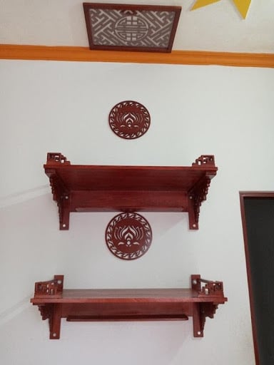 Mẫu 2 - Bàn thờ treo tường gỗ gõ đỏ với màu sắc đẹp mắt