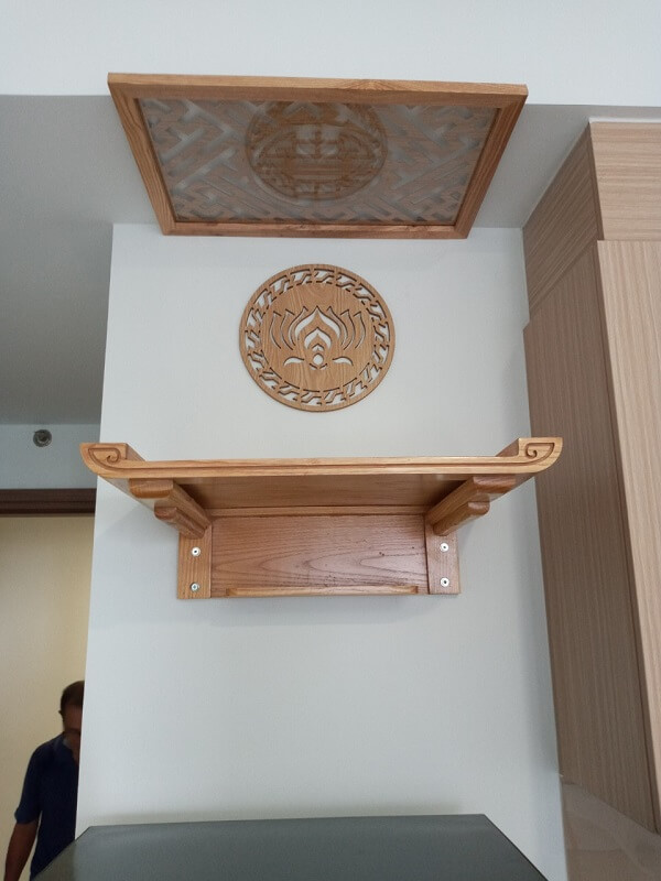 Mẫu bàn thờ chung cư được thiết kế độc đáo với chi tiết hình hoa sen được chạm khắc tỉ mỉ